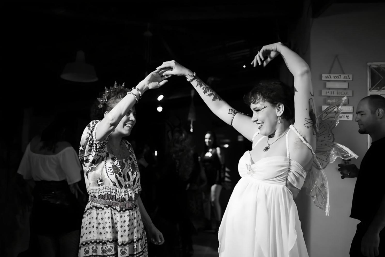 Coppia di ballerini durante una performance elegante di danza da sala