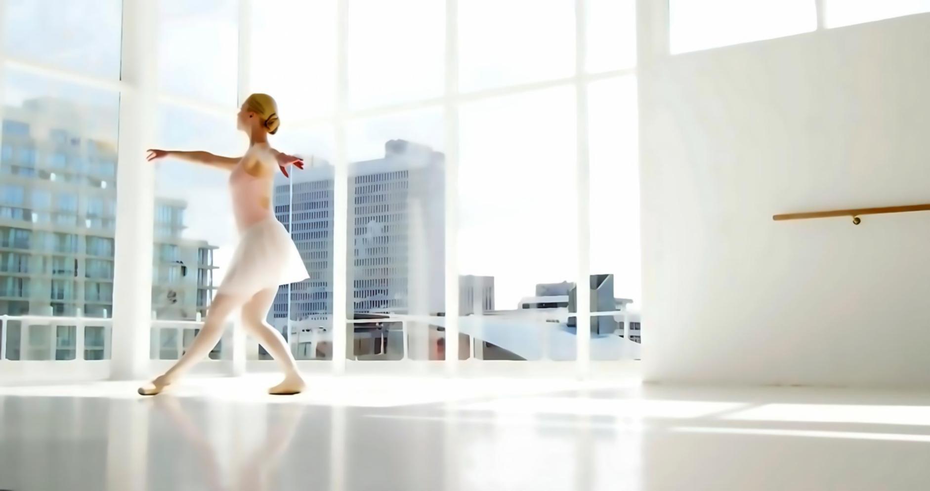 Lezione di gruppo in sala da ballo con istruttori professionisti