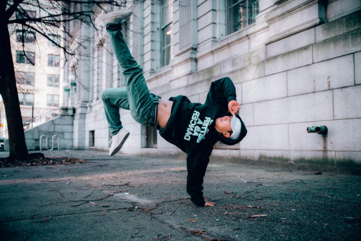 Coppia che esegue una figura complessa di tango con eleganza e precisione tecnica