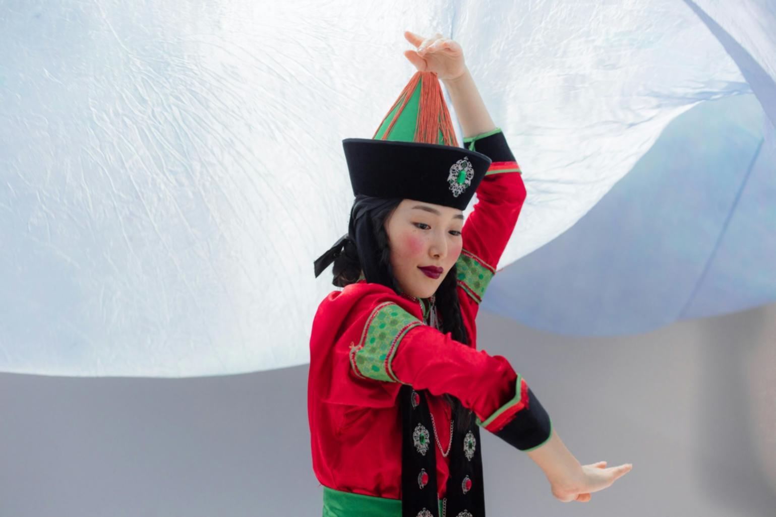 Dettaglio di scarpe da ballo durante una performance di valzer viennese