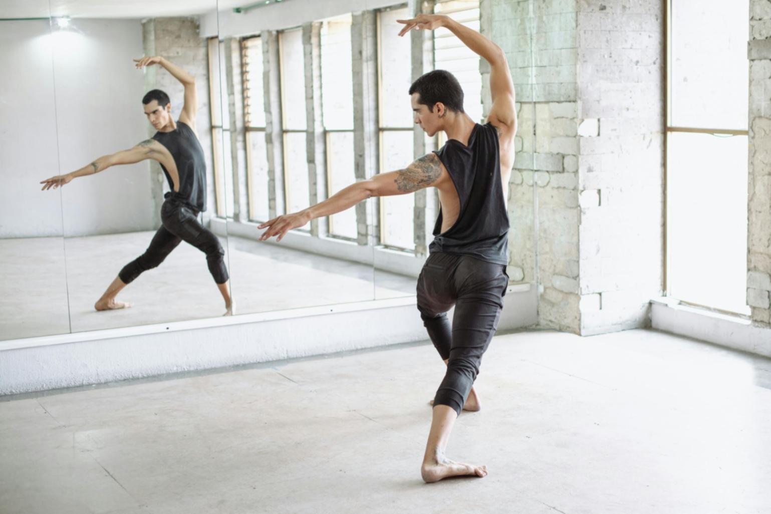 Vista della sala da ballo lunarexitho con pavimento in legno e specchi a parete