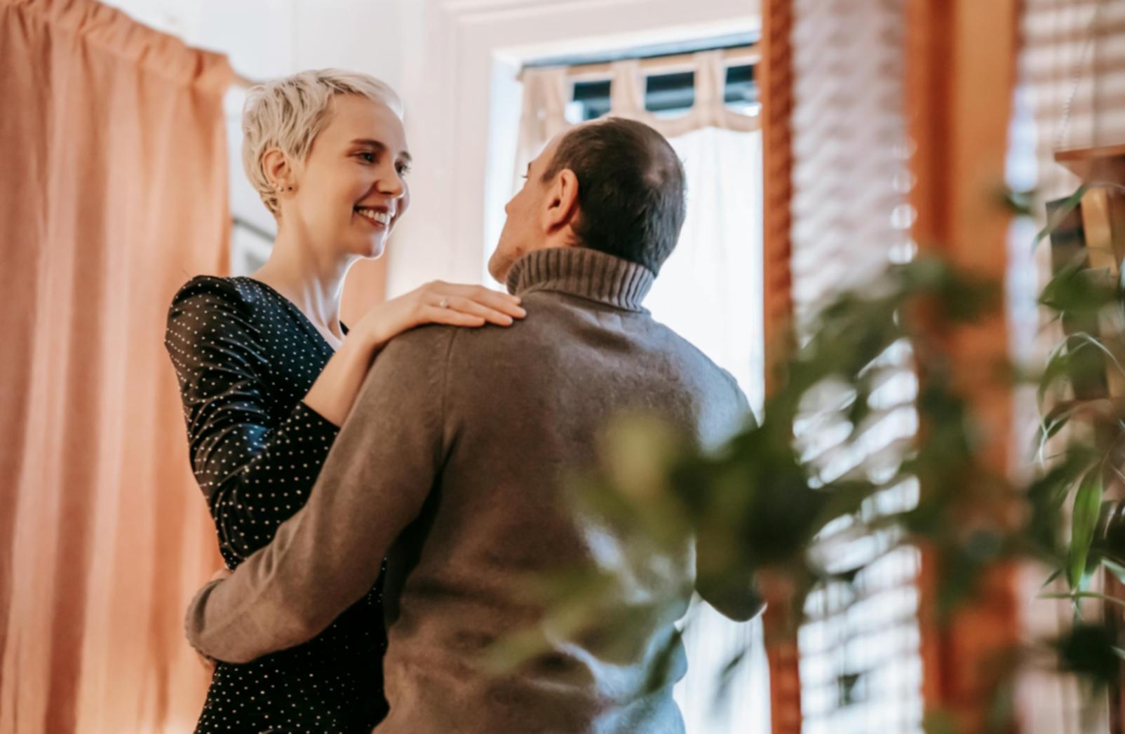 Sala da ballo professionale con specchi e pavimento in legno